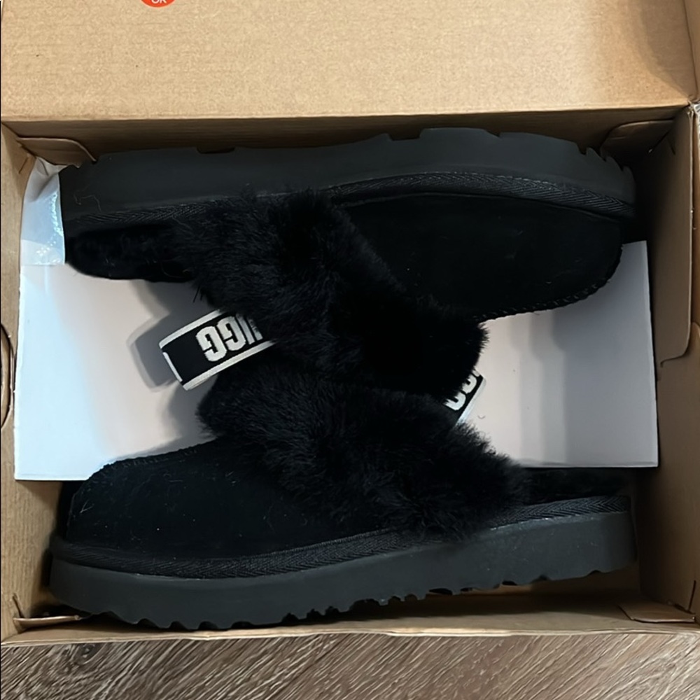 Kids size 12 Uggs never worn - Picture 2 of 3